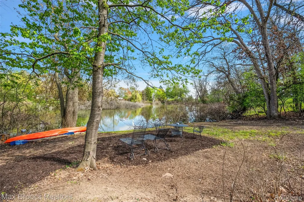 2404 Uplong Street West Bloomfield Charter Township MI 48324