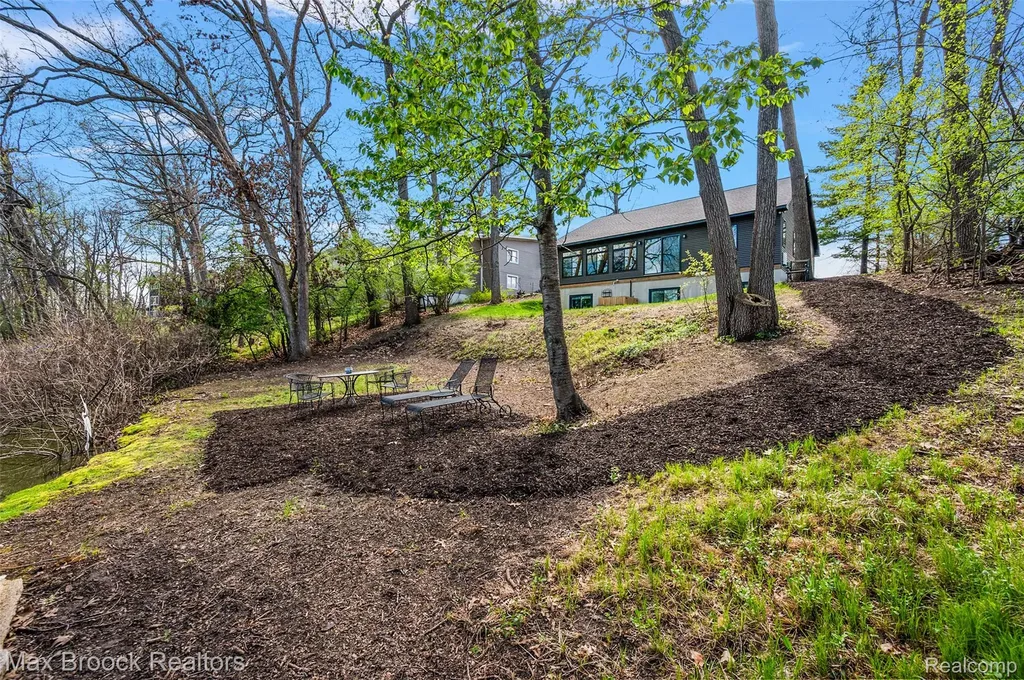 2404 Uplong Street West Bloomfield Charter Township MI 48324