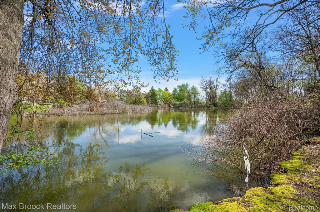 2404 Uplong Street West Bloomfield Charter Township MI 48324