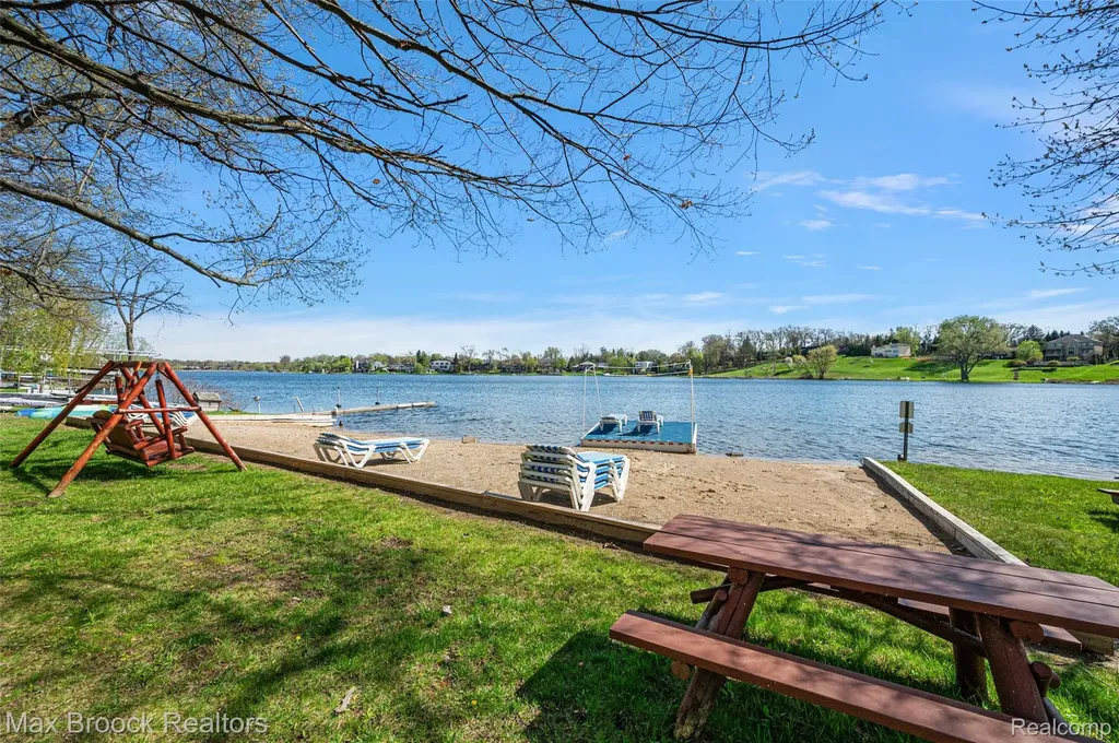 2404 Uplong Street West Bloomfield Charter Township MI 48324