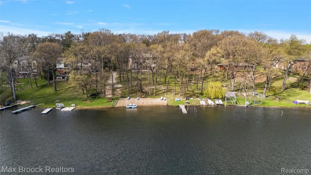 2404 Uplong Street West Bloomfield Charter Township MI 48324