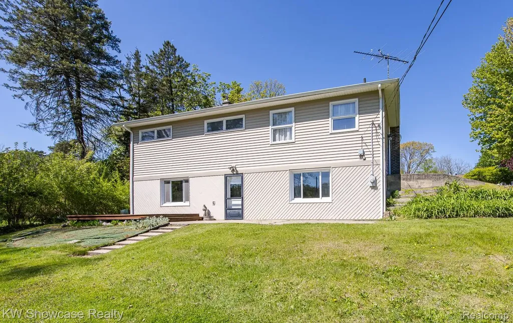 4344 Waterloo Street Waterford Charter Township MI 48329