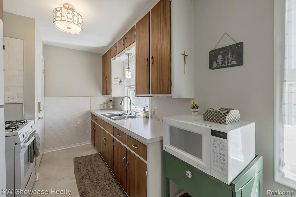 4344 Waterloo Street Waterford Charter Township MI 48329