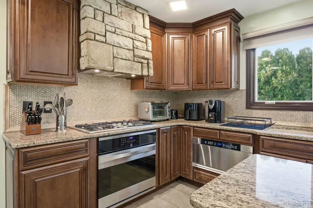 2411 Wixom Trail Milford Charter Township MI 48381