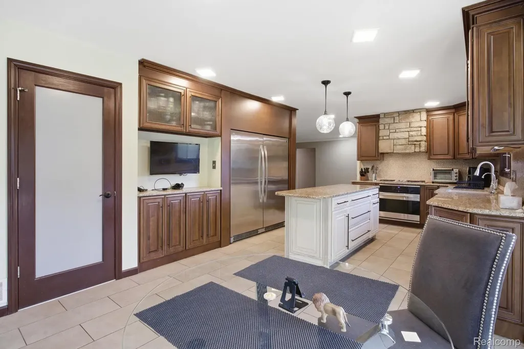 2411 Wixom Trail Milford Charter Township MI 48381