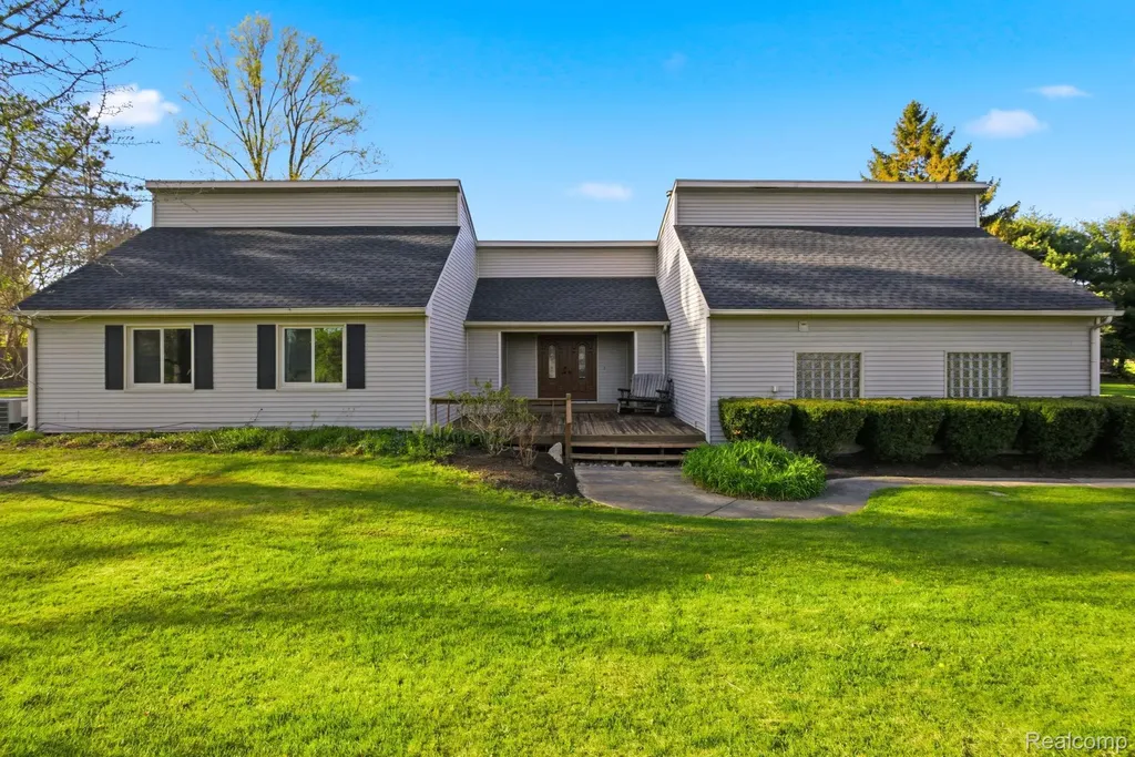 2411 Wixom Trail Milford Charter Township MI 48381