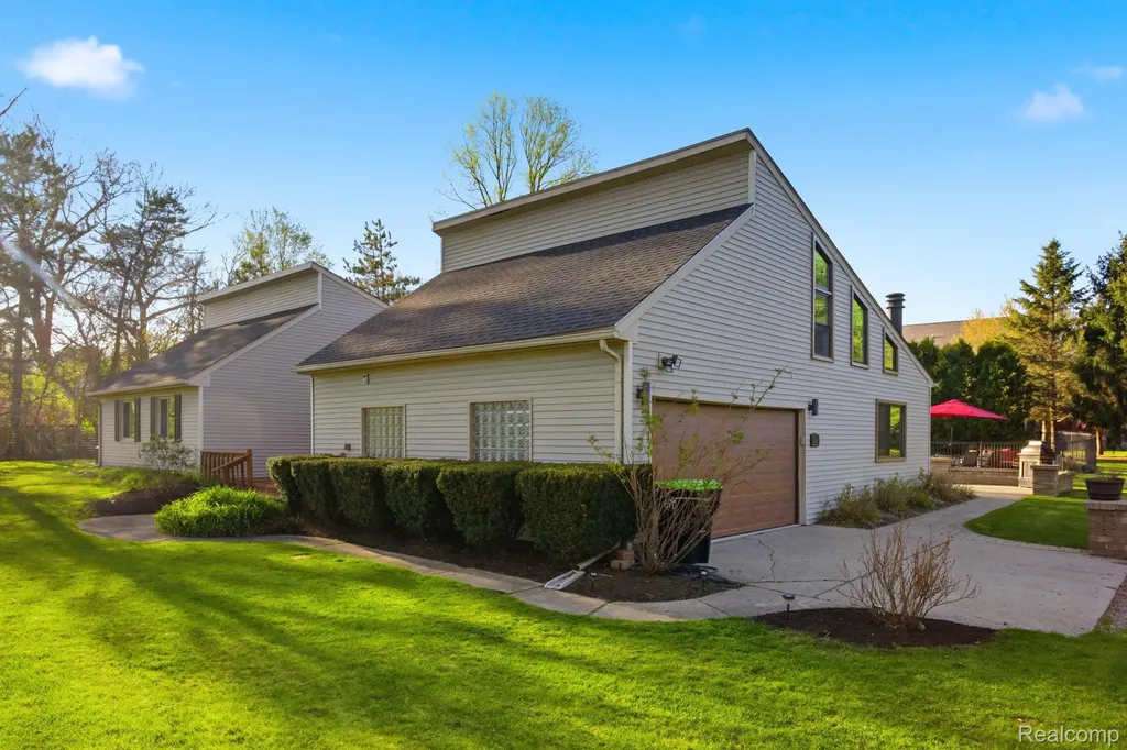 2411 Wixom Trail Milford Charter Township MI 48381
