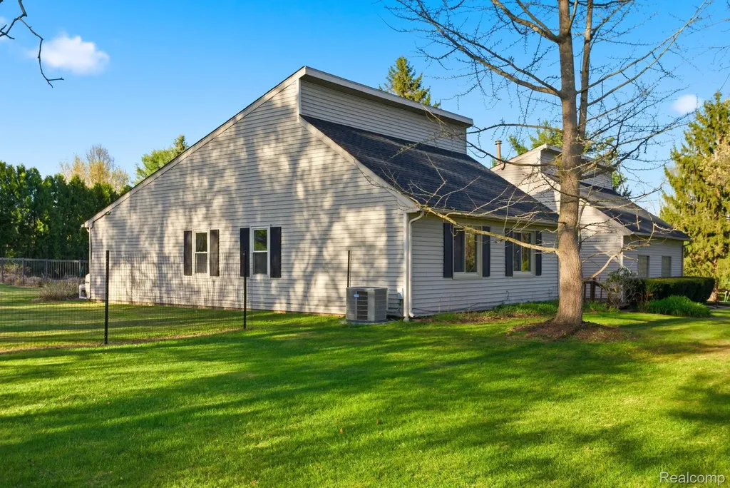 2411 Wixom Trail Milford Charter Township MI 48381