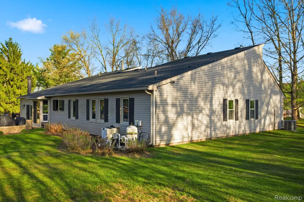 2411 Wixom Trail Milford Charter Township MI 48381