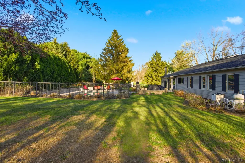 2411 Wixom Trail Milford Charter Township MI 48381