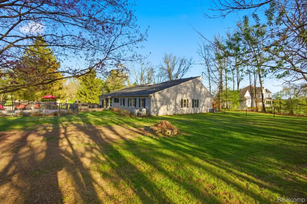 2411 Wixom Trail Milford Charter Township MI 48381