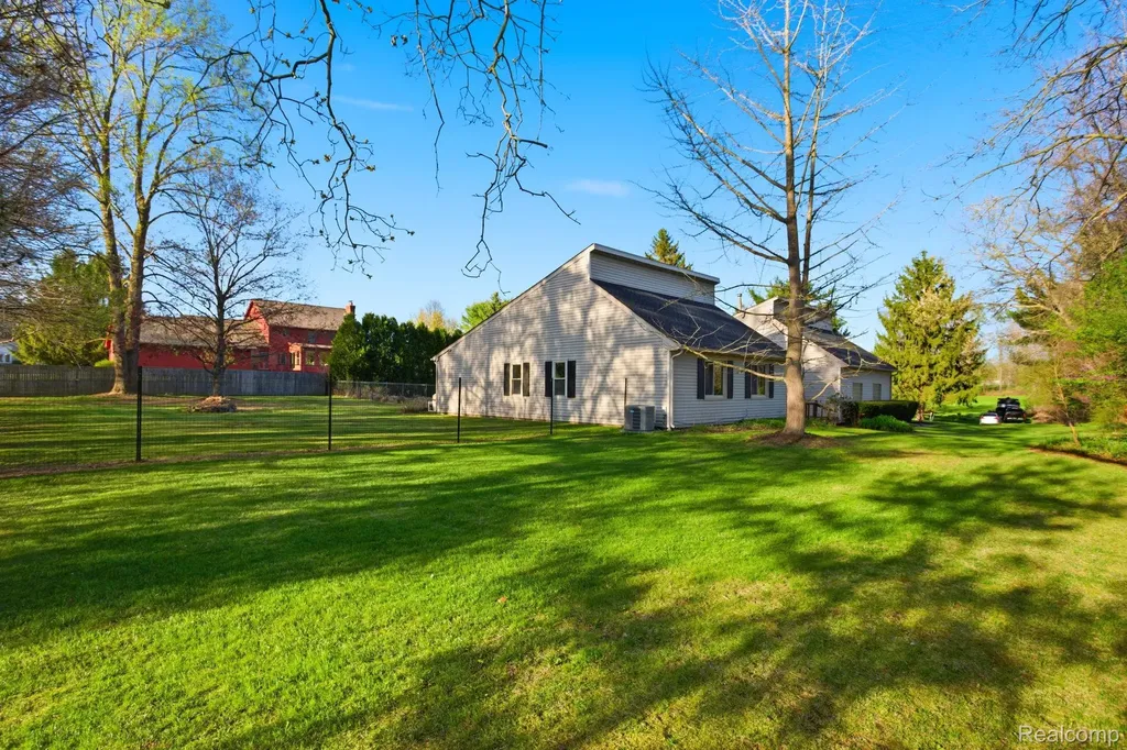 2411 Wixom Trail Milford Charter Township MI 48381
