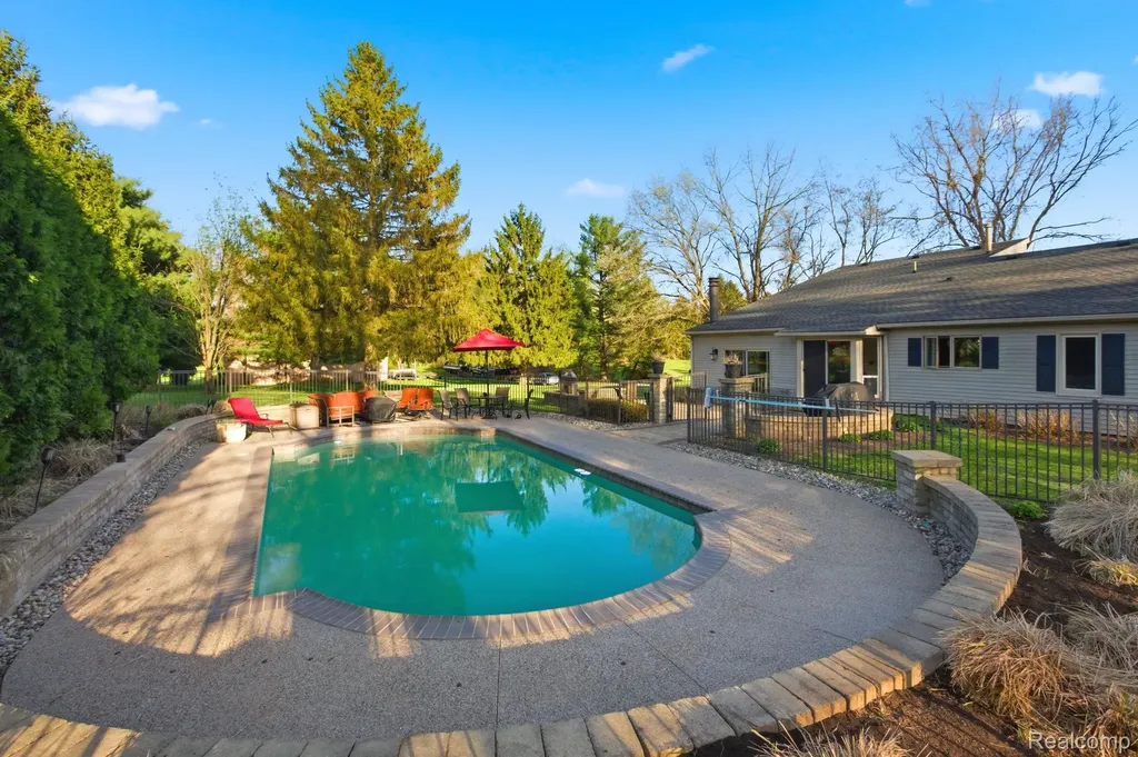 2411 Wixom Trail Milford Charter Township MI 48381