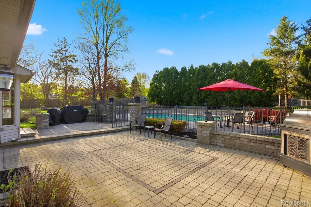 2411 Wixom Trail Milford Charter Township MI 48381