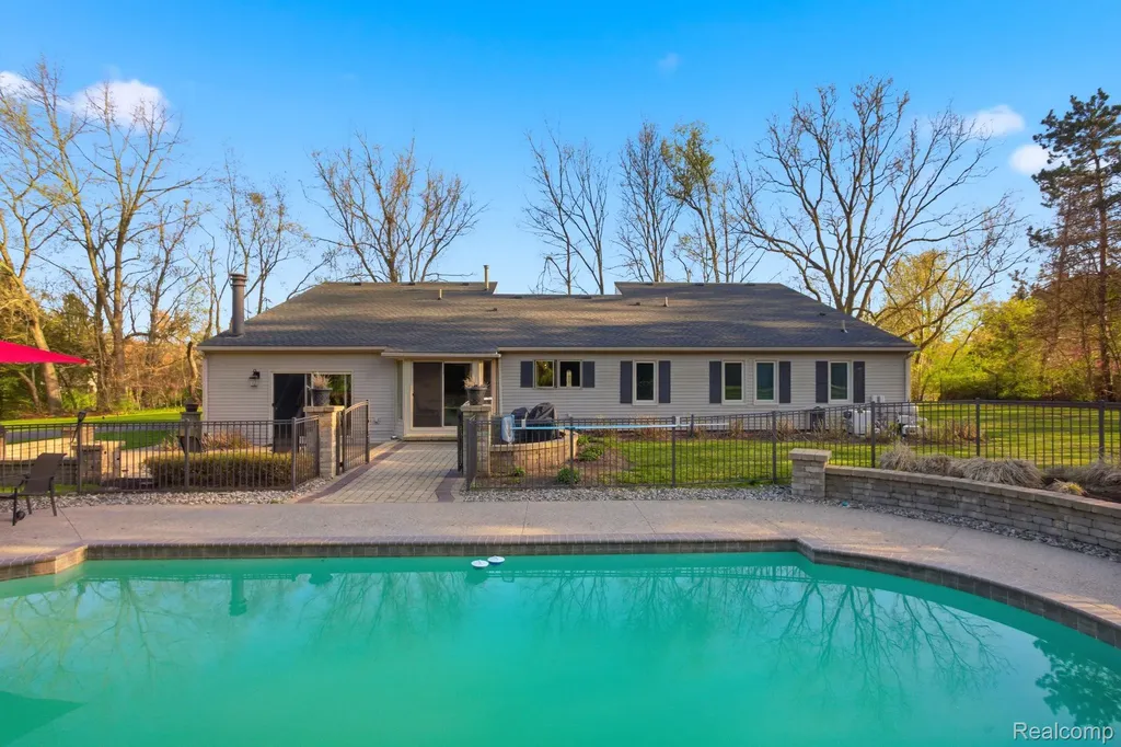 2411 Wixom Trail Milford Charter Township MI 48381