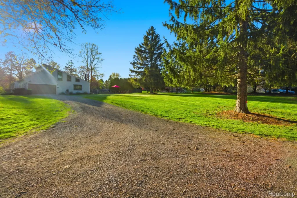 2411 Wixom Trail Milford Charter Township MI 48381
