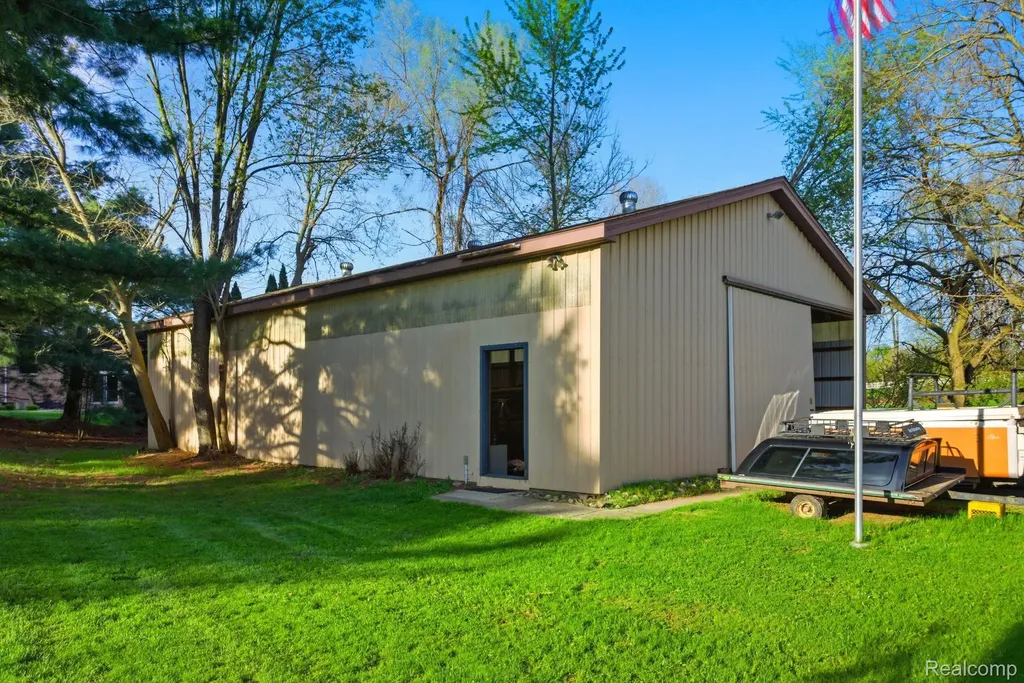 2411 Wixom Trail Milford Charter Township MI 48381