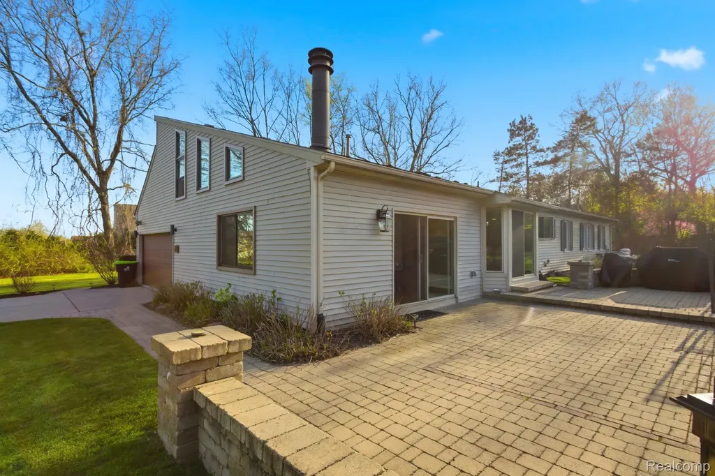 2411 Wixom Trail Milford Charter Township MI 48381