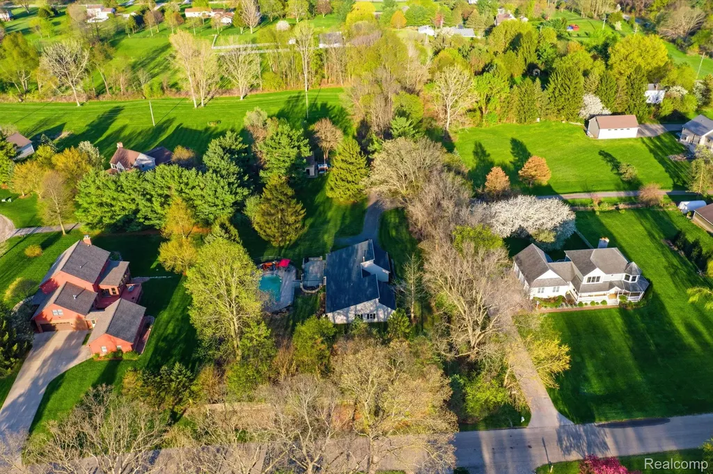 2411 Wixom Trail Milford Charter Township MI 48381