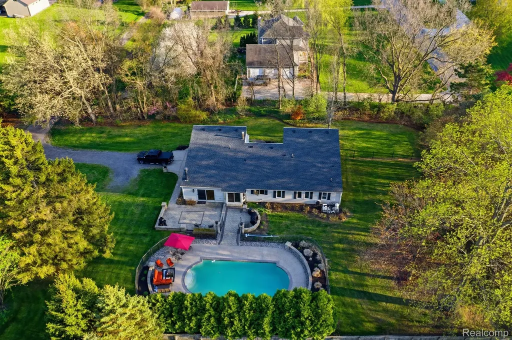 2411 Wixom Trail Milford Charter Township MI 48381