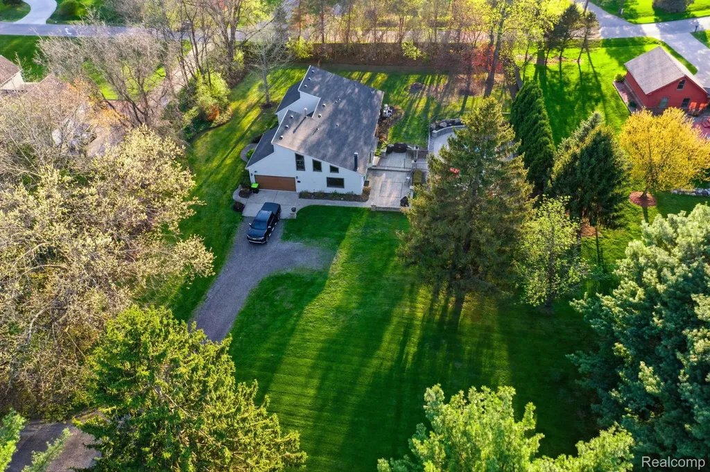 2411 Wixom Trail Milford Charter Township MI 48381