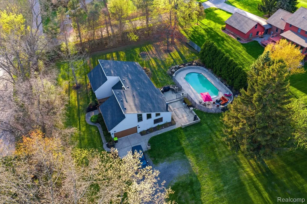 2411 Wixom Trail Milford Charter Township MI 48381