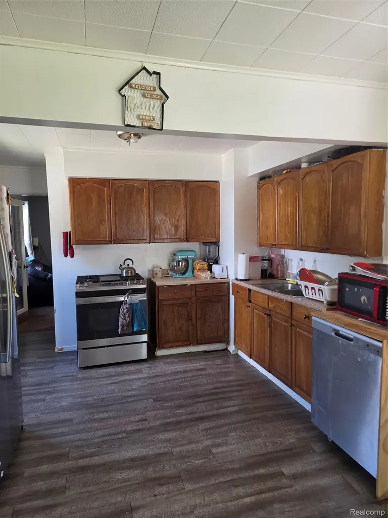 22173 Normandy Avenue Eastpointe City MI 48021