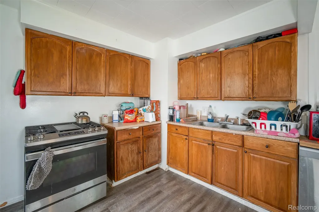 22173 Normandy Avenue Eastpointe City MI 48021