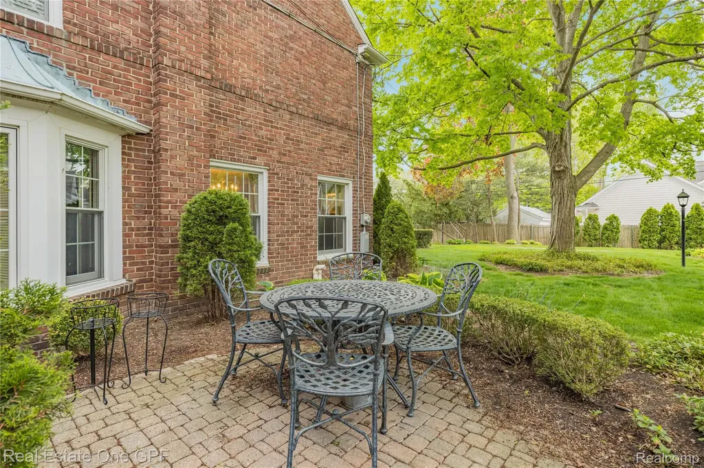 16904 Saint Paul Street Grosse Pointe City MI 48230