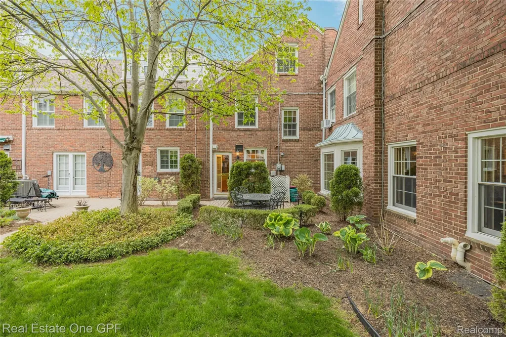 16904 Saint Paul Street Grosse Pointe City MI 48230