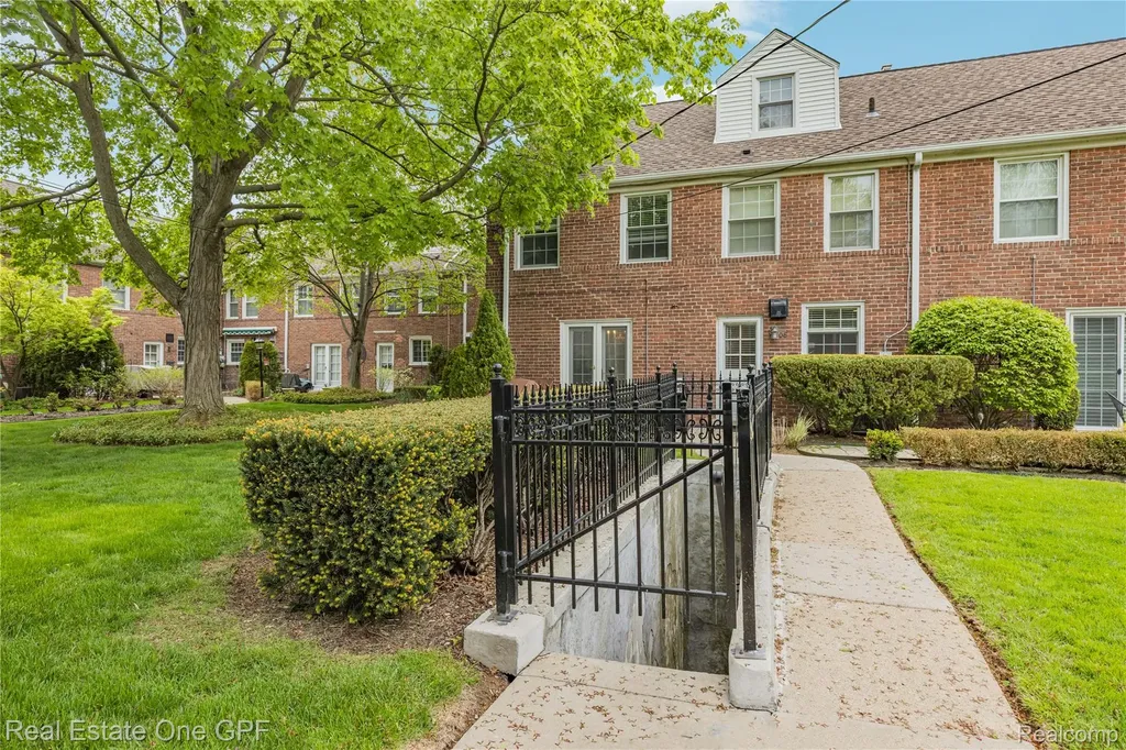 16904 Saint Paul Street Grosse Pointe City MI 48230