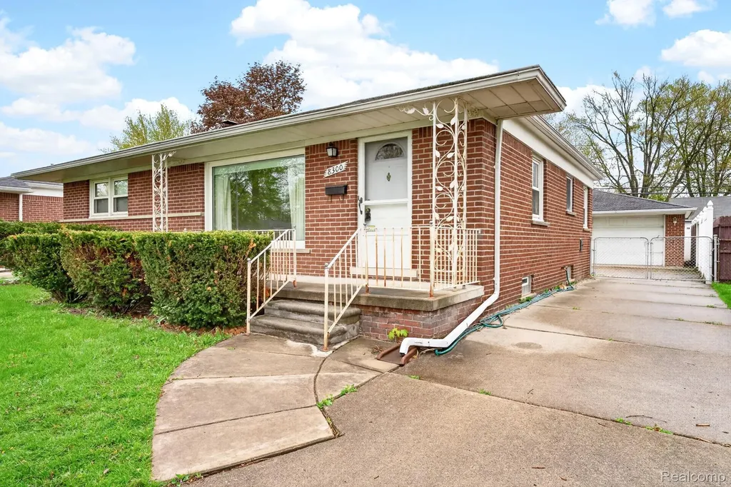 8300 Kinmore Street Dearborn Heights City MI 48127