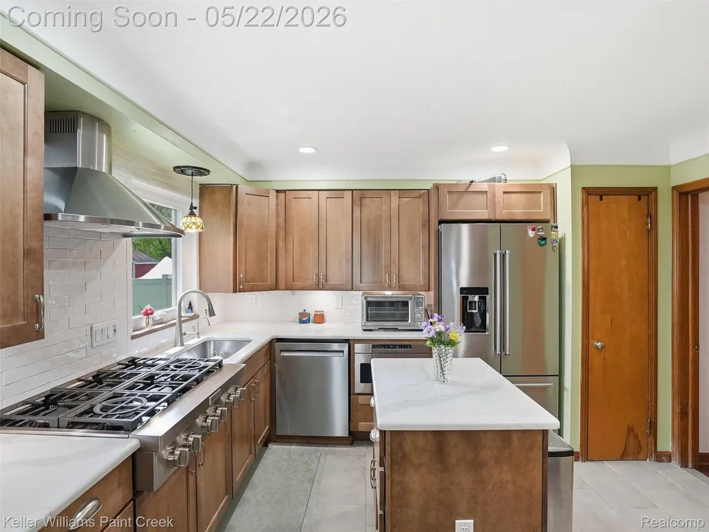 18048 Elizabeth Street Roseville City MI 48066