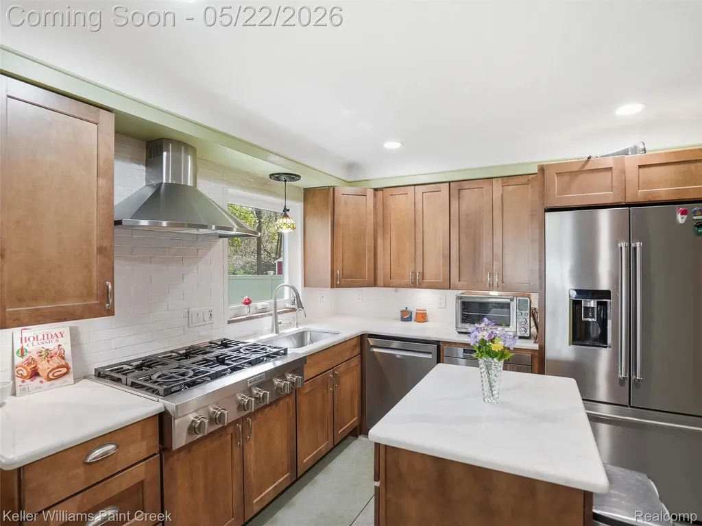 18048 Elizabeth Street Roseville City MI 48066