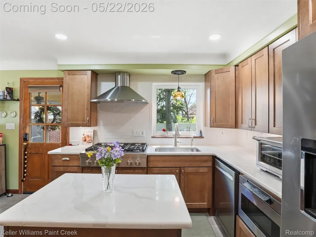 18048 Elizabeth Street Roseville City MI 48066
