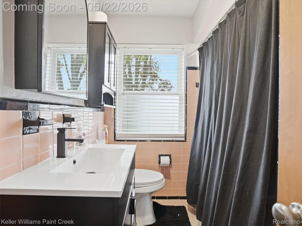 18048 Elizabeth Street Roseville City MI 48066