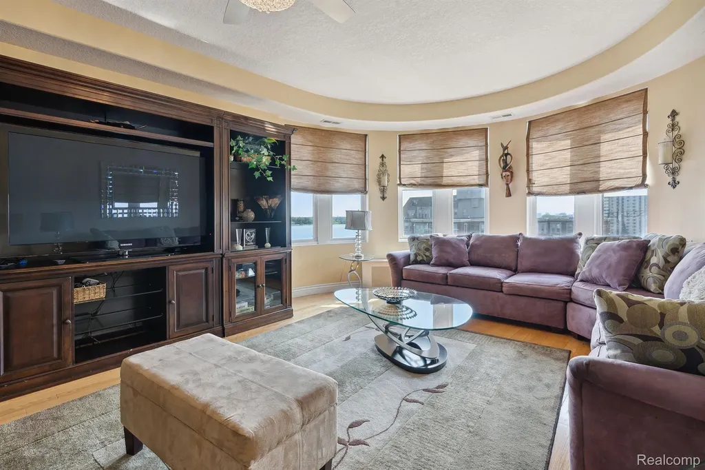 8162 E Jefferson Avenue Detroit City MI 48214