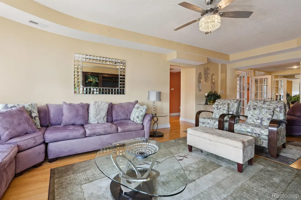 8162 E Jefferson Avenue Detroit City MI 48214