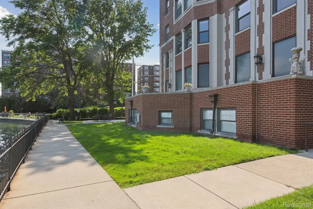 8162 E Jefferson Avenue Detroit City MI 48214