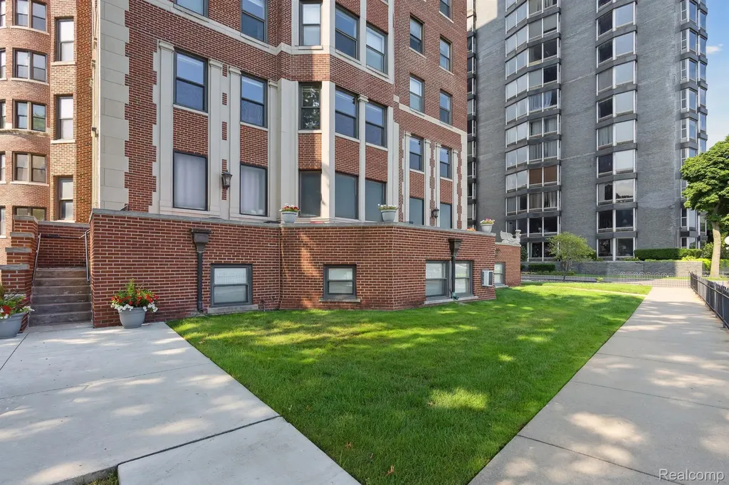 8162 E Jefferson Avenue Detroit City MI 48214