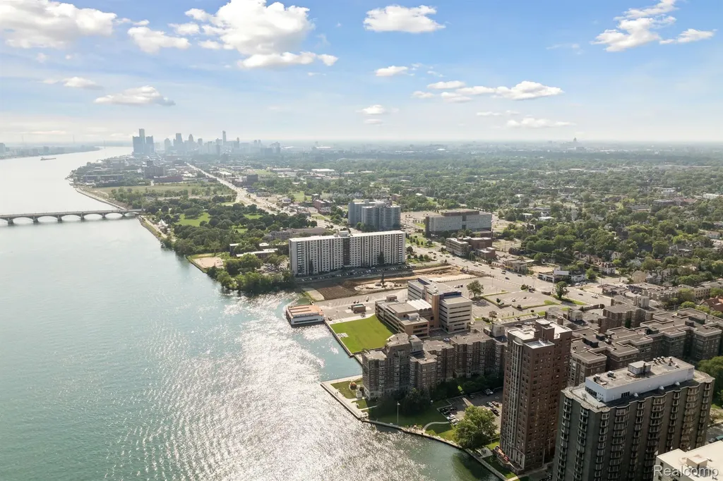 8162 E Jefferson Avenue Detroit City MI 48214