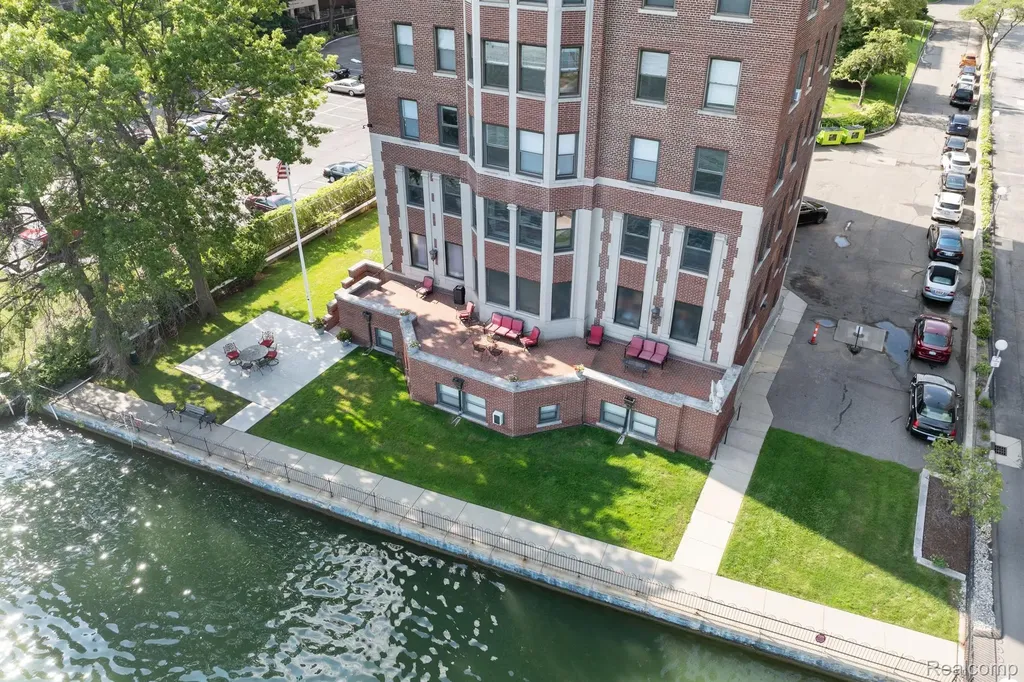 8162 E Jefferson Avenue Detroit City MI 48214