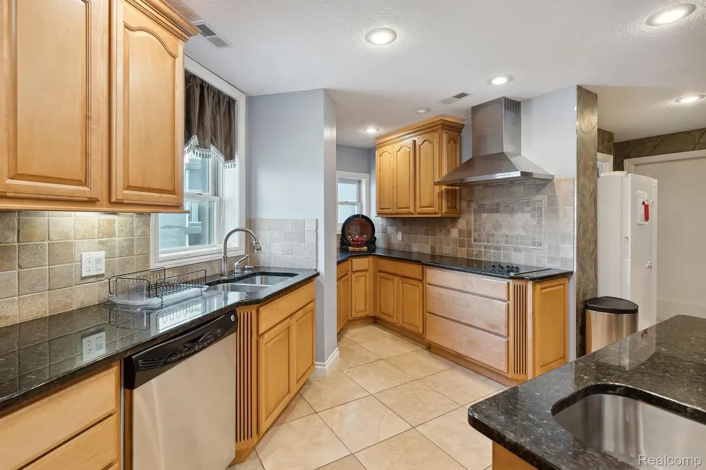 8162 E Jefferson Avenue Detroit City MI 48214