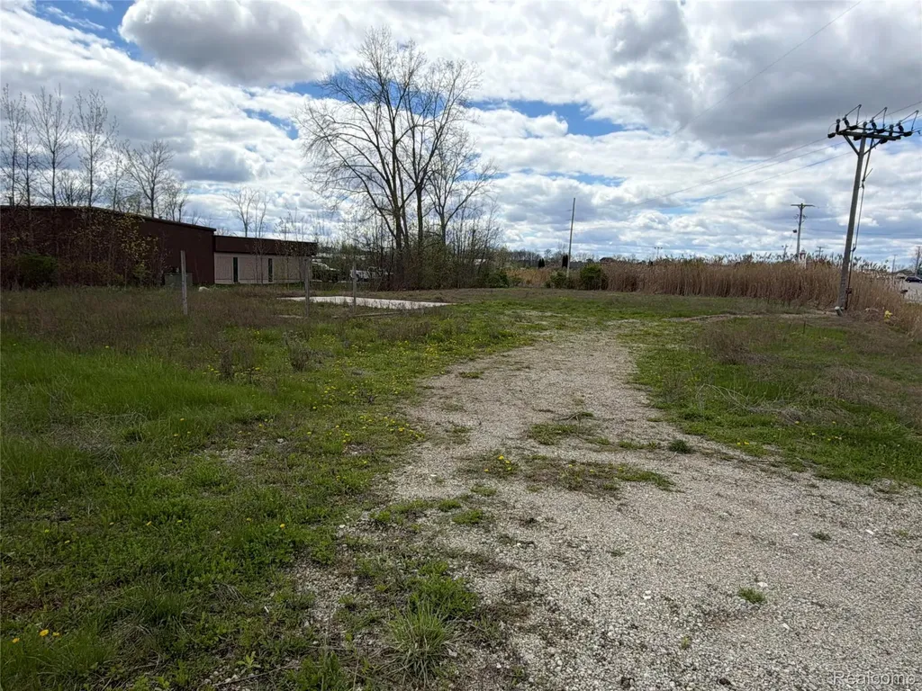 3155 W Thompson Road Fenton Charter Township MI 48430