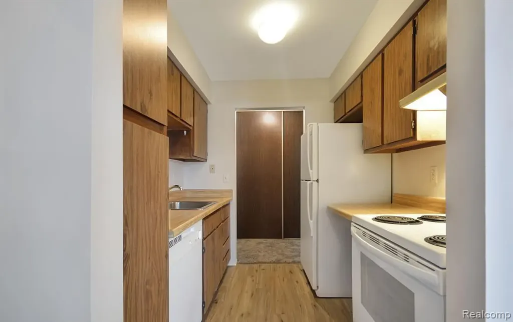 30074 W 12 Mile Road Farmington Hills City MI 48334