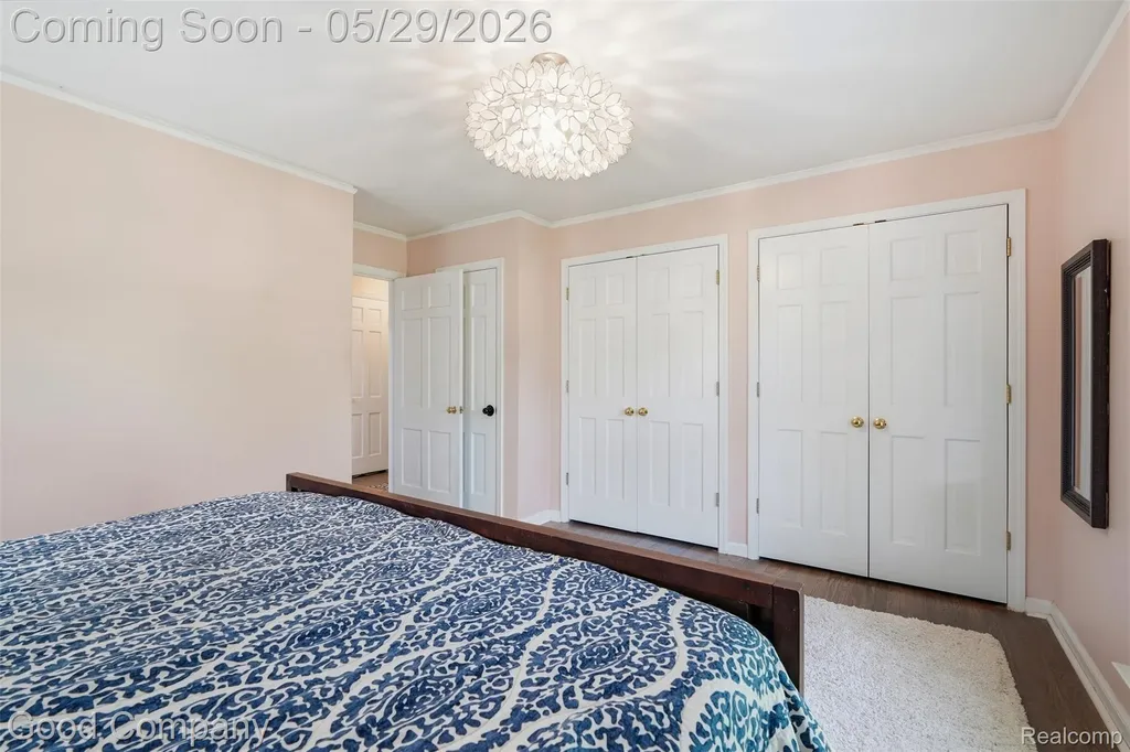 18187 Birwood Avenue Beverly Hills Village MI 48025