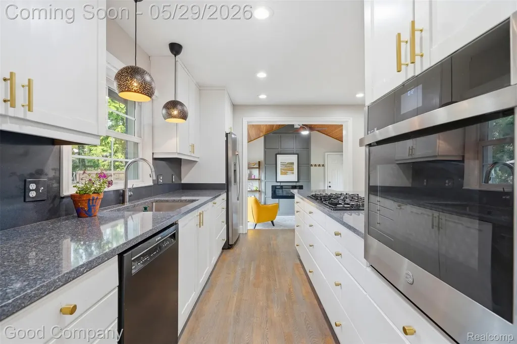 18187 Birwood Avenue Beverly Hills Village MI 48025