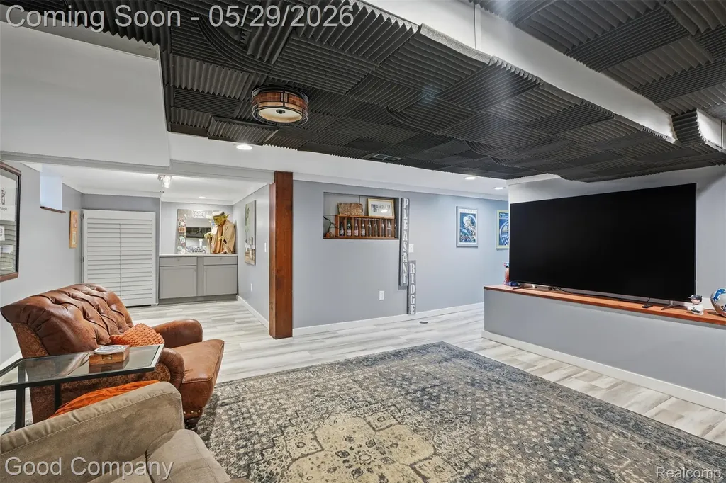 18187 Birwood Avenue Beverly Hills Village MI 48025