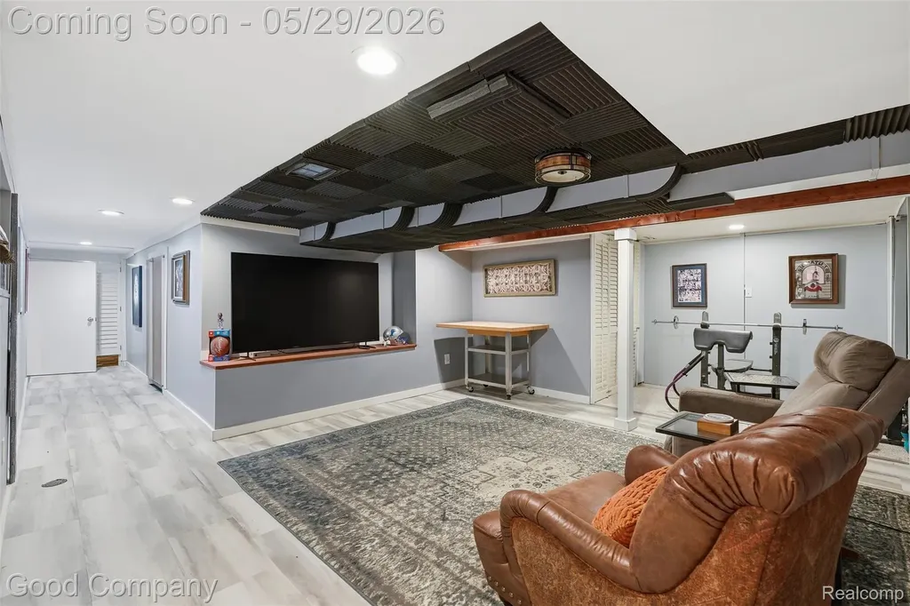 18187 Birwood Avenue Beverly Hills Village MI 48025