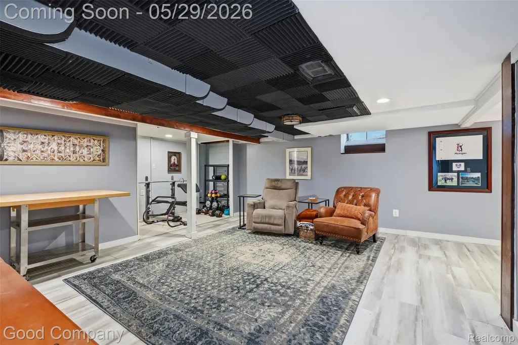 18187 Birwood Avenue Beverly Hills Village MI 48025